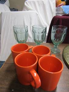 lot 43 image: 3 milk shake glasses, 4 royal Norfolk orange coffee mugs qty 4