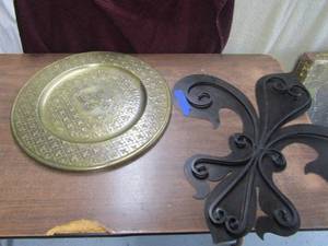 lot 3 image: Charger wooden plate wall art 18 diameter,  2524 metal wall art