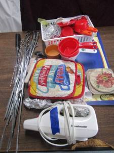 lot 38 image: Toastmaster electric knife works, various utensils such as cabob sticks, measuring cups coasters and more