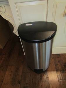lot 36 image: Metal kitchen trash can kick to open bottom with removable insert self opens with use of batteries