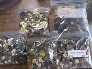 lot 40 image: Lot of vintage sewing buttons   qty 5 zip-loc bags x$