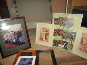 lot 95 image: Photo frames, Anne Gedis photo 119, Vintage sewing machine photo 1512, Baby photo by Anne Geddes 119, Wooden wall art says OH HAPPY DAY 1612