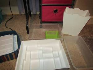 lot 96 image: Small waste basket, plastic bens, inserts for drawers, bath rubber matt