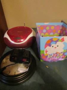 lot 93 image: Memorex cd music radio, small ovals wall clock, 2 easter baskets