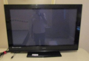 lot 100 image: 32 Vizio Television works, no remote
