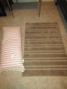 lot 101 image: 4430 small bathentry way rug---, pink & white strip pillow
