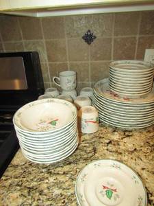 lot 2 image: International Table works dish set,  11 dessert  saucers, 11 Dinner Plates, 10 coffee cups, 12 cereal bowls,