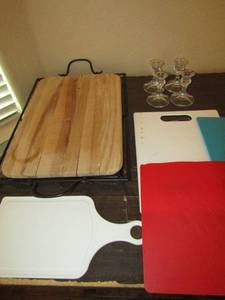 lot 33 image: Black handled glass serving trey, breakfast in bed -- various sizes of wooden and plastic cutting boards