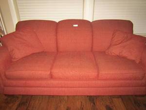 lot 118 image: Lazy boy sofa very nice,  like new  - seats 3 barly used, comes with 2 matching throw pillows