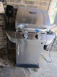 lot 20 image: Commercial propane Char Broil infrared BBQ grill like new great condition  W TANK