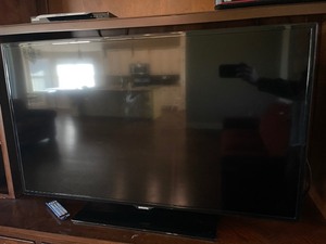 lot 127 image: 48  Samsung tv has a great picture and works well also comes with remote