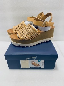 lot 12 image: New Universal Thread Womens Alba Sandals Size 8 Memory Foam in Tan