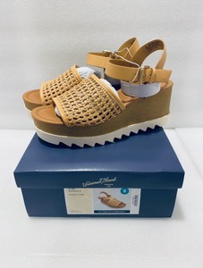 lot 13 image: New Universal Thread Womens Alba Sandals Size 8 Memory Foam in Tan