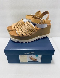 lot 14 image: New Universal Thread Womens Alba Sandals Size 8 Memory Foam in Tan