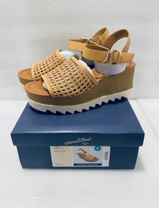 lot 15 image: New Universal Thread Womens Alba Sandals Size 8 Memory Foam in Tan