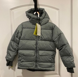lot 64 image: New All in Motion Boys Short Puffer Jacket Size Small (67) in Gray Model-R5E75