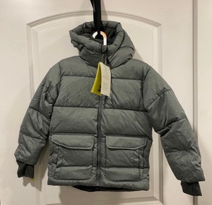 lot 65 image: New All in Motion Boys Short Puffer Jacket Size Small (67) in Gray Model-R5E75