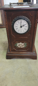 lot 183 image: battery operated mantle clock