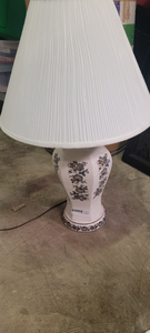 lot 195 image: decorative lamp with shade