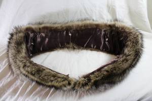lot 7 image: American Raccoon genuine fur collar with detachable pins, Large size