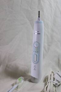 lot 27 image: Phillips Sonicare HealthyWhite electric toothbrush w case and charger. Model HX8920