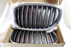 lot 17 image: BMW 2014 chrome 750i kidney shaped grill inserts (original chrome parts, not after market plastic). Part # A14-103