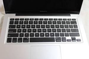 lot 1 image: Apple MacBook Pro 13.3 laptop w power cord.