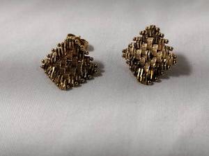 lot 32 image: Jewelry 14K yellow gold mesh poststud earrings. Marked 14K. One post slightly bent