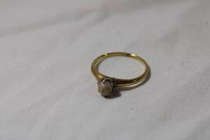 lot 51 image: Jewelry 14K yellow gold pearl ring. Marked 14K. Size 6.25. (Pearl discolored on top).