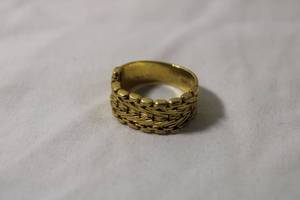 lot 61 image: Jewelry 18K yellow gold ring with braided mesh top. Marked 18K IG (Imperial Gold). Size 8