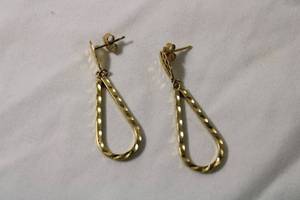 lot 63 image: Jewelry 18K yellow gold laser cut poststud elongated hoop earrings. Marked 18K. Approx 1.5L