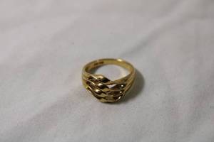 lot 65 image: Jewelry 14K yellow gold ring. Marked 14K. Size 5