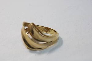 lot 70 image: Jewelry 14K yellow gold swirl dome ring. Marked 14K. Size 7