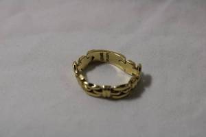 lot 74 image: Jewelry 14K yellow gold ring with basket weave top. Marked ARR 14K TURKEY. Size 9, but snug - fits more like an 8.75