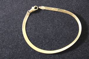 lot 170 image: Jewelry 14K yellow gold flat Serpentine bracelet. Marked 14K Made In Italy. 7L (matching necklace available in Lot 87)