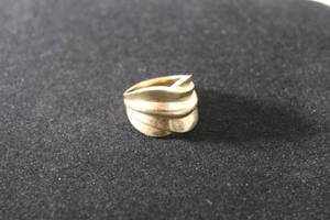 lot 181 image: Jewelry 14K yellow gold swirl top ring. Marked 14K. Size 8