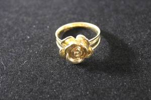 lot 182 image: Jewelry 14K yellow gold Italian flower form top ring. Marked 14K Italy. Size 7