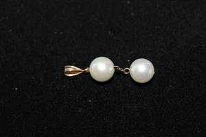 lot 190 image: Jewelry 10K yellow gold stacked pearl pendant. Marked 10K. Approx 1L