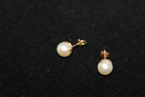 lot 194 image: Jewelry 10K yellow gold and cultured pearl screw back earrings. Marked 10K