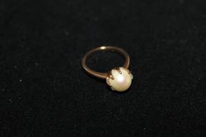 lot 198 image: Jewelry 10K yellow gold and Pearl ring. Marked 10K. Size 6.