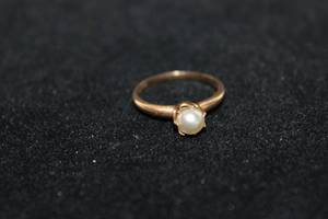 lot 200 image: Jewelry 10K yellow gold and cultured Pearl ring. Marked 10K Size 6.25