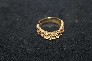lot 318 image: 14K yellow gold ring with basket weave top. Marked 14K Size 8
