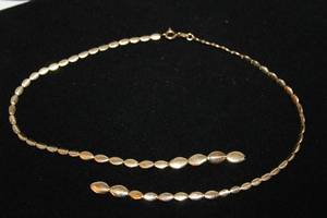lot 322 image: 14K yellow gold flat solid oval link necklace. Marked 14K Italy Milor. 16L (Needs reattached)