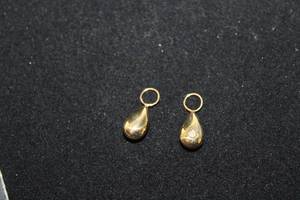 lot 325 image: (2) 18K yellow gold pendants or earring charms. Both marked 750. (2 X the money)