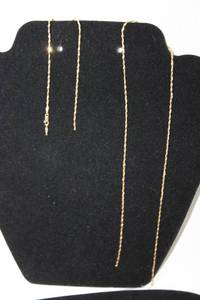 lot 324 image: 18K yellow gold laser cut tinsel necklace. Marked 18K Italy Milor. 26L (needs attention)