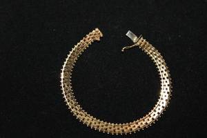 lot 326 image: 14K yellow gold flexible basket weave bracelet. Marked 14K IG (Imperial Gold). Box clasp w safety catch. 7.5L