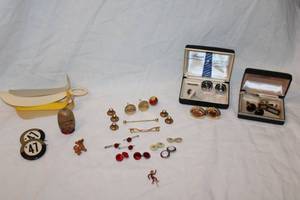 lot 348 image: Gentlemens vintage cufflinks, tie bars, shirt studs, Reddy Kilowatt enamel vintage insignia pin. Also includes a marble, 1947 campaign buttons, shoehorns, wooden nesting doll, plus. Some cufflinks in boxes