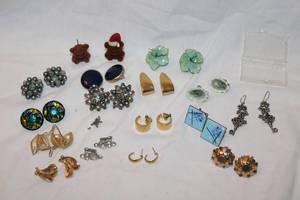 lot 349 image: Fashion earring pairs. Includes 1960s enamel. Approx 15 pairs. Various makers and styles.