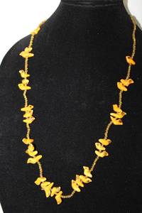 lot 355 image: Artisan crafted ceramic Zuni-style fetish bird. Gold plated clasp. 28L