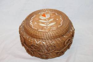 lot 381 image: Mennonite hand made woven jute lidded basket with embroidered flower top decoration. Probably Goshen, Indiana